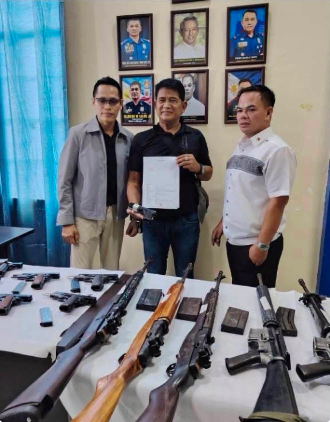 High powered firearms ni Albuera, Leyte Mayor Kerwin Espinosa isinuko sa pulisya
