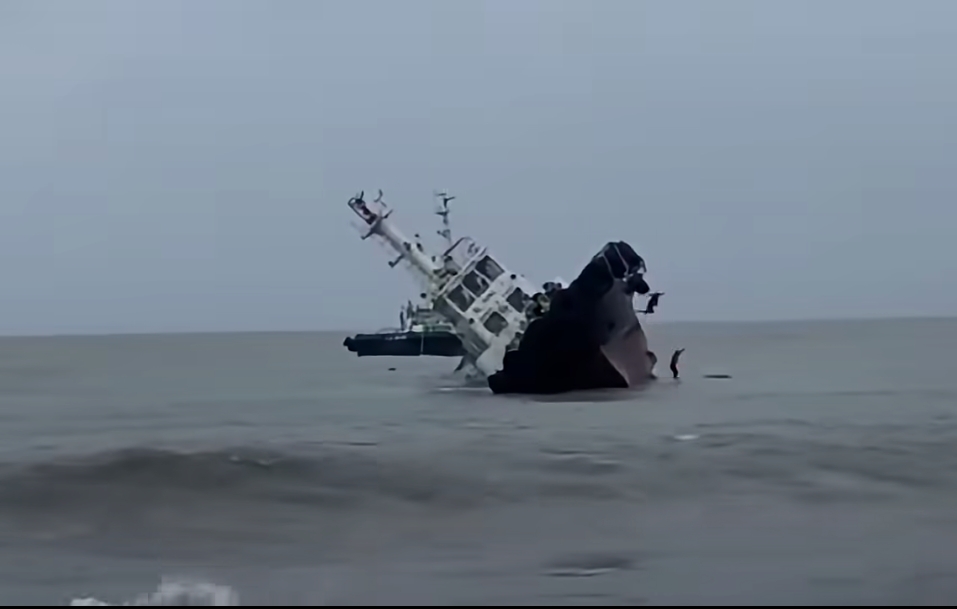 Tugboat na ilang araw ng kinukumpuni sa dalampasigan ng zambales tuluyang lumubog.