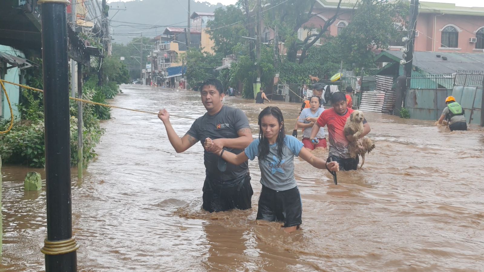Malaking bahagi ng Olongapo City lumubog sa baha, ilog umapaw