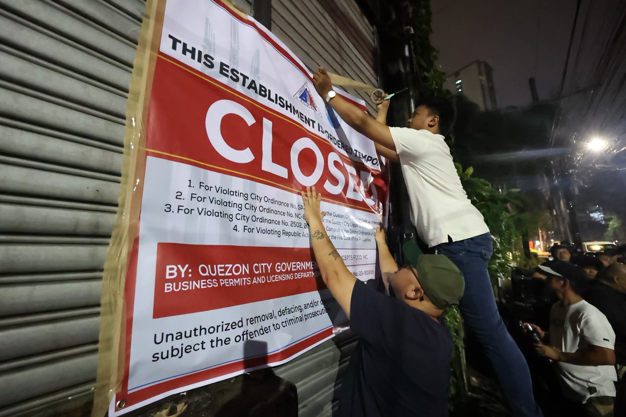 Isang bar sa Quezon City na may mga paglabag, ikinandado