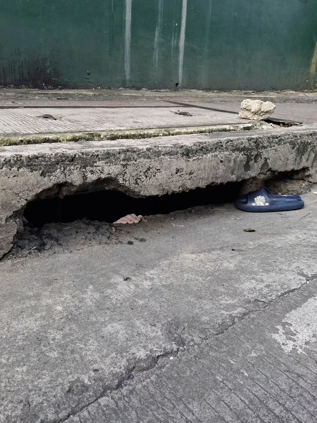 Dahil na huling may kasamang ibang guy ang asawa: Lalaking tumalon sa ilog na trap sa imburnal