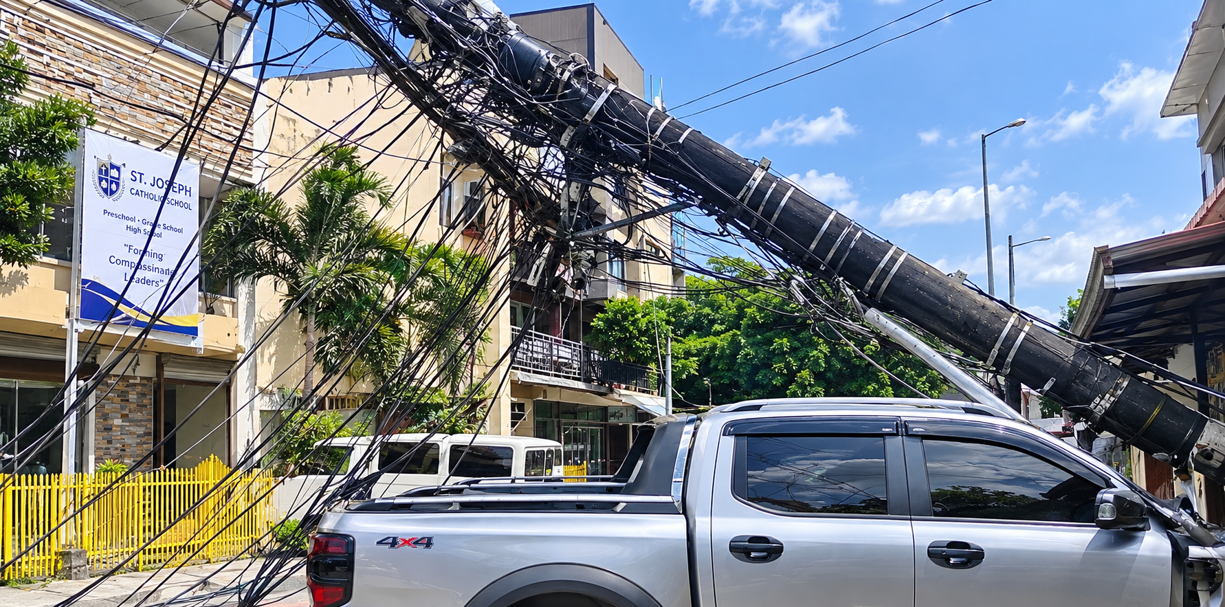Pickup truck, nang araro sa North Fairview, 4 sugatan